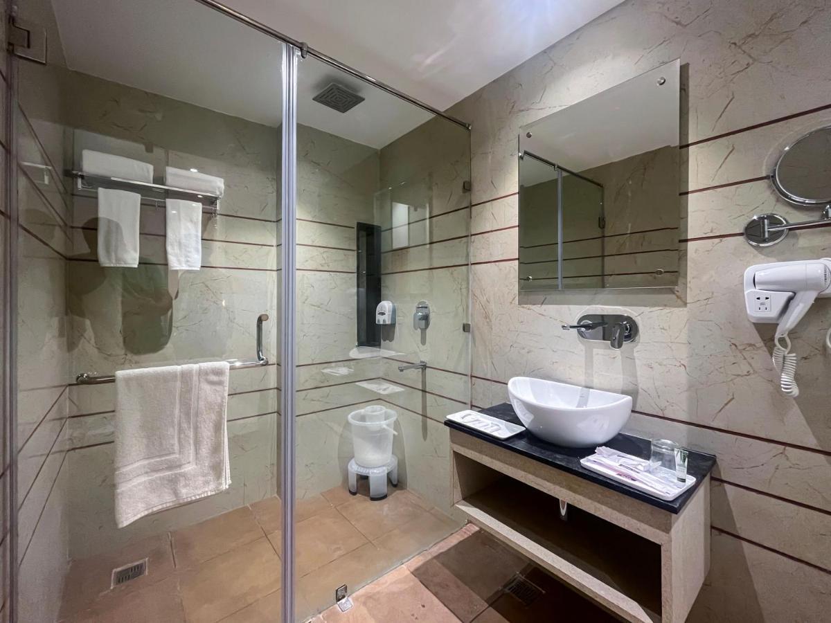 Hotel Classio Royale Amritsar Buitenkant foto